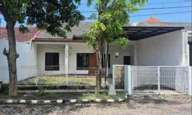 Rumah Raya Wiguna Selatan, Strategis