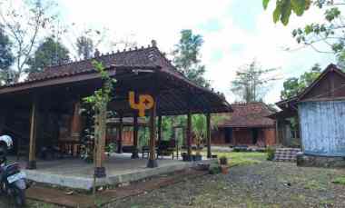 rumah semi villa joglo dengan kolam renang