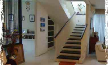 Rumah Simpang Darmo Permai Selatan Strategis