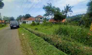 Tanah Datar Pinggir Jalan Akses Angkot