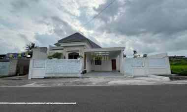 Villa Design Klasik, Tanah Luas di Jalan Besi Jangkang